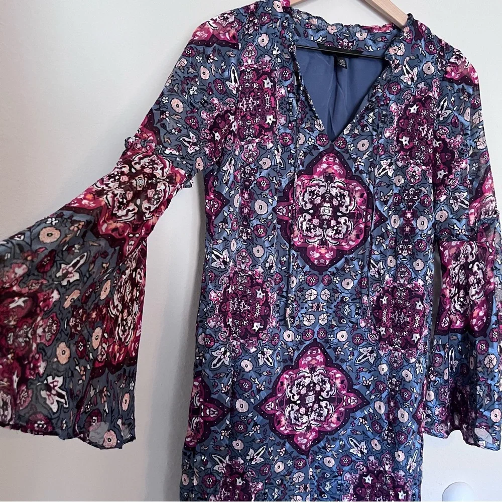 White House Black Market Medallion Floral Shift Dress Bell Sleeves XS Boho - Picture 5 of 14